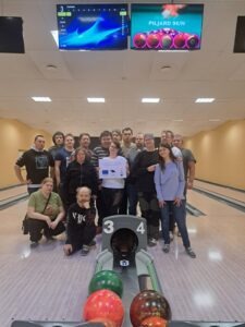 Grupp Hoolela inimesi bowlingus